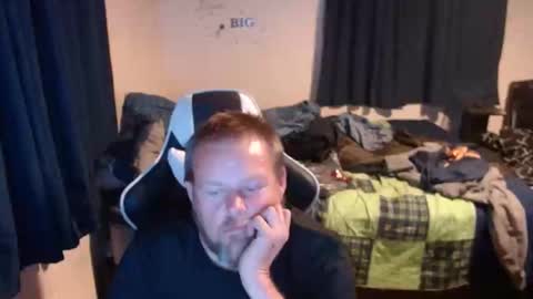 Snapshot of pecker40 chatting on December 28, 2:54 am pecker40 online show from December 28, 2:54 am