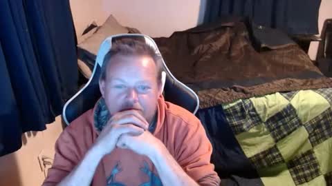 Snapshot of pecker40 chatting on December 8, 12:18 am pecker40 online show from December 8, 12:18 am