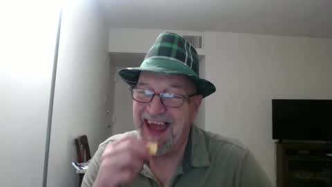 Snapshot of pipewizard chatting on February 28, 12:10 am pipewizard online show from February 28, 12:10 am