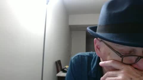 Snapshot of pipewizard chatting on February 8, 12:38 am pipewizard online show from February 8, 12:38 am