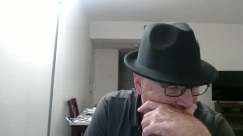 Snapshot of pipewizard chatting on February 23, 11:47 pm pipewizard online show from February 23, 11:47 pm