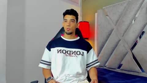 prince_arthur77 online show from December 2, 1:03 pm