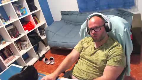 ravingr3d3 online show from May 5, 10:10 pm
