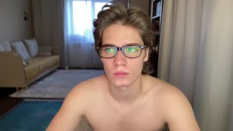 Snapshot of realsupermichael chatting on December 11, 12:38 pm AliceEve online show from December 11, 12:38 pm