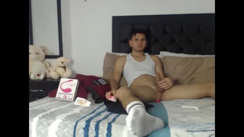 Snapshot of richr_latin_boy chatting on February 22, 3:01 am rich online show from February 22, 3:01 am