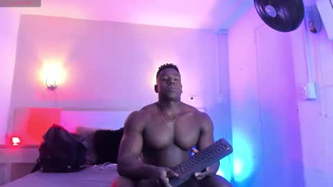 Snapshot of rogger_physique chatting on October 1, 5:44 am Rogger online show from October 1, 5:44 am