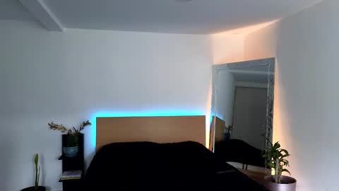  R U S S E L L  online show from September 19, 1:11 pm