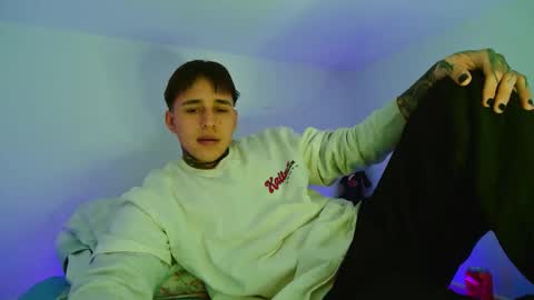 ryan_blake1 online show from March 14, 7:43 pm