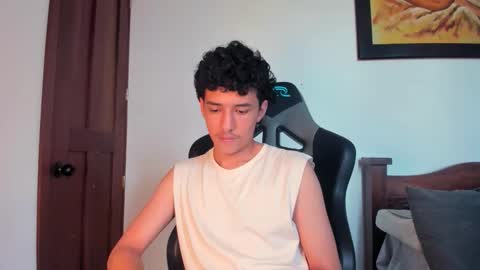 Snapshot of santi_twink19 chatting on October 25, 9:38 pm santi_twink19 online show from October 25, 9:38 pm