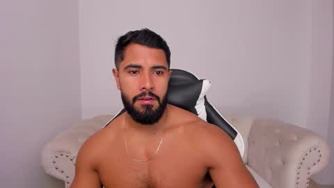 santiago_huntt online show from January 10, 1:04 pm
