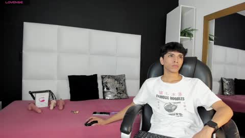 Santiago Carrington online show from December 4, 8:40 pm