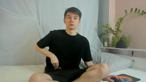 Max online show from April 15, 7:14 pm