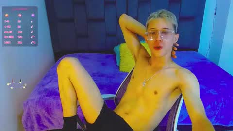 Snapshot of skinny_bigcock20 chatting on October 25, 10:22 pm skinny_bigcock20 online show from October 25, 10:22 pm