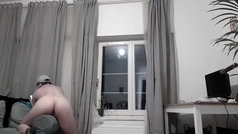 Snapshot of slaafjekoen chatting on January 26, 1:41 am Blackmail exposure in front of window in busy street online show from January 26, 1:41 am