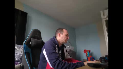 Snapshot of stickolive1 chatting on October 31, 9:12 am stickolive1 online show from October 31, 9:12 am