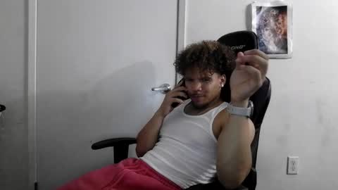 Snapshot of str8dj chatting on October 3, 3:33 am Dj online show from October 3, 3:33 am