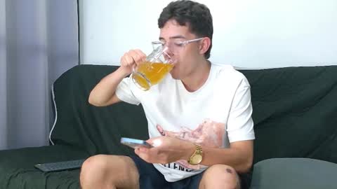 stwart_little online show from March 25, 4:16 am