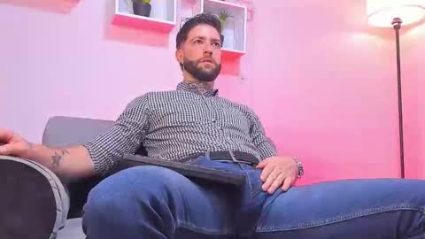 supreme_alpha_ online show from December 1, 8:45 pm