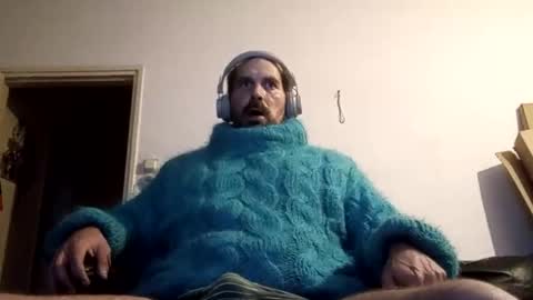 Snapshot of sweaterboy666 chatting on October 22, 5:55 am sweaterboy666 online show from October 22, 5:55 am