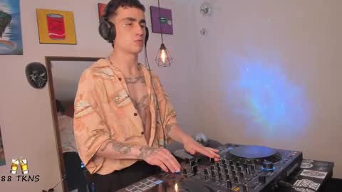 Snapshot of syd_onnfire chatting on February 10, 7:07 pm Syd online show from February 10, 7:07 pm