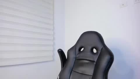 Snapshot of tayler_waka chatting on December 14, 1:50 am Tyler online show from December 14, 1:50 am