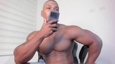 Snapshot of tayler_waka chatting on December 10, 12:45 am Tyler online show from December 10, 12:45 am