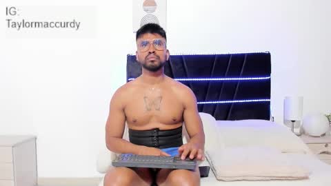 taylormaccurdy_ online show from January 16, 4:54 pm