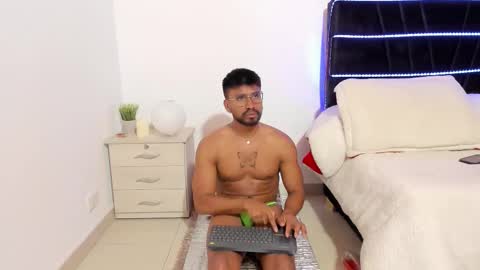 taylormaccurdy_ online show from November 10, 5:18 pm