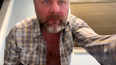 Snapshot of tbiz82 chatting on February 6, 3:37 am Tbiz82 online show from February 6, 3:37 am