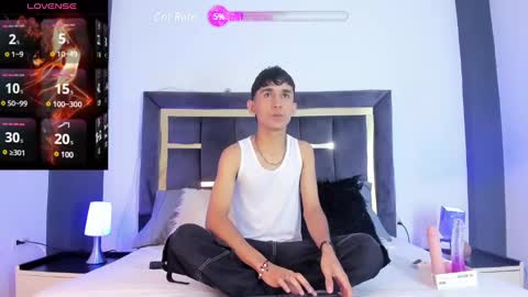 Snapshot of thayler_jones chatting on December 5, 11:16 am Thayler  online show from December 5, 11:16 am