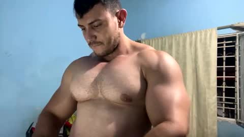 Snapshot of the_beastmuscle chatting on February 24, 3:33 am beast online show from February 24, 3:33 am