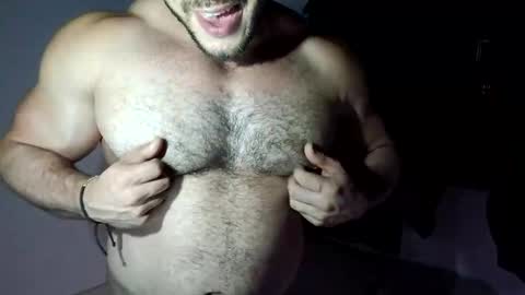 Snapshot of the_beastmuscle chatting on October 25, 3:19 am beast online show from October 25, 3:19 am