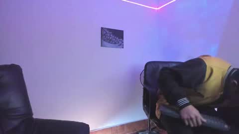 Snapshot of the_weed_guys chatting on January 19, 1:10 am Danny online show from January 19, 1:10 am