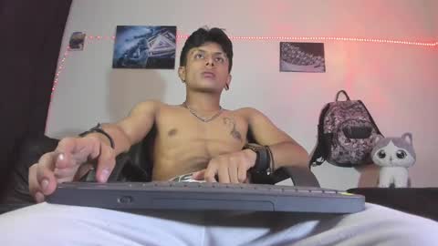 Snapshot of the_weed_guys chatting on December 17, 2:33 am Danny online show from December 17, 2:33 am