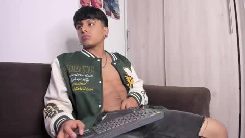 Snapshot of the_weed_guys chatting on September 9, 12:43 am Danny online show from September 9, 12:43 am