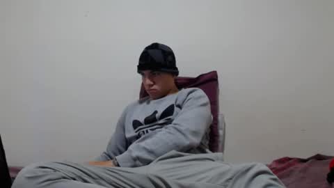 Snapshot of thiago_hot_boy chatting on December 17, 9:50 am Thiago independent model online show from December 17, 9:50 am