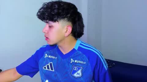 Thiago online show from December 18, 1:23 am