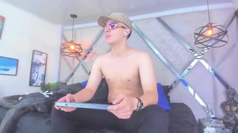 Snapshot of thomas_may4rs chatting on February 25, 4:24 am ---Thomas--- online show from February 25, 4:24 am