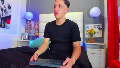 Snapshot of thomas_may4rs chatting on March 11, 3:59 am ---Thomas--- online show from March 11, 3:59 am