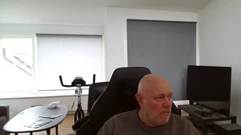 thomash32 online show from October 15, 2:57 pm