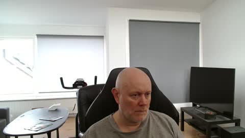 thomash32 online show from October 12, 9:03 am