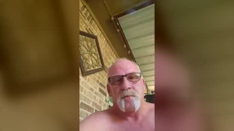 tom742499 online show from June 22, 10:36 pm