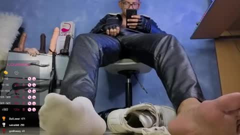 Tom online show from April 14, 2:33 am