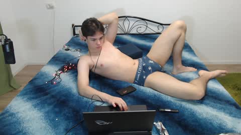 Snapshot of tom_er0s chatting on January 2, 11:27 pm Tom online show from January 2, 11:27 pm