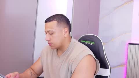 Snapshot of tom_muscle1 chatting on October 25, 8:43 pm Tom muscle1 online show from October 25, 8:43 pm
