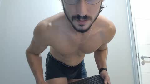 Snapshot of tom_show chatting on February 3, 6:34 am tom_show online show from February 3, 6:34 am