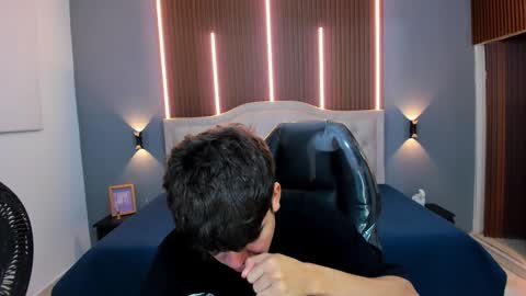 Snapshot of tommy18__ chatting on September 17, 3:40 am Tommy  online show from September 17, 3:40 am