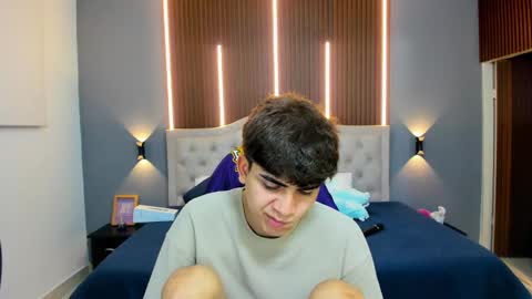 Snapshot of tommy18__ chatting on October 18, 5:01 am Tommy  online show from October 18, 5:01 am