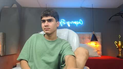 Snapshot of tommy18__ chatting on February 25, 5:41 am Tommy  online show from February 25, 5:41 am