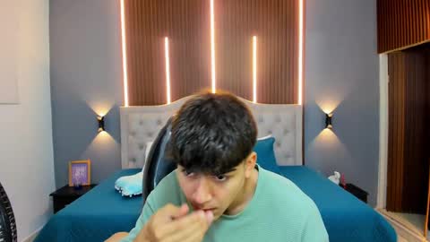 Snapshot of tommy18__ chatting on October 7, 3:21 am Tommy  online show from October 7, 3:21 am